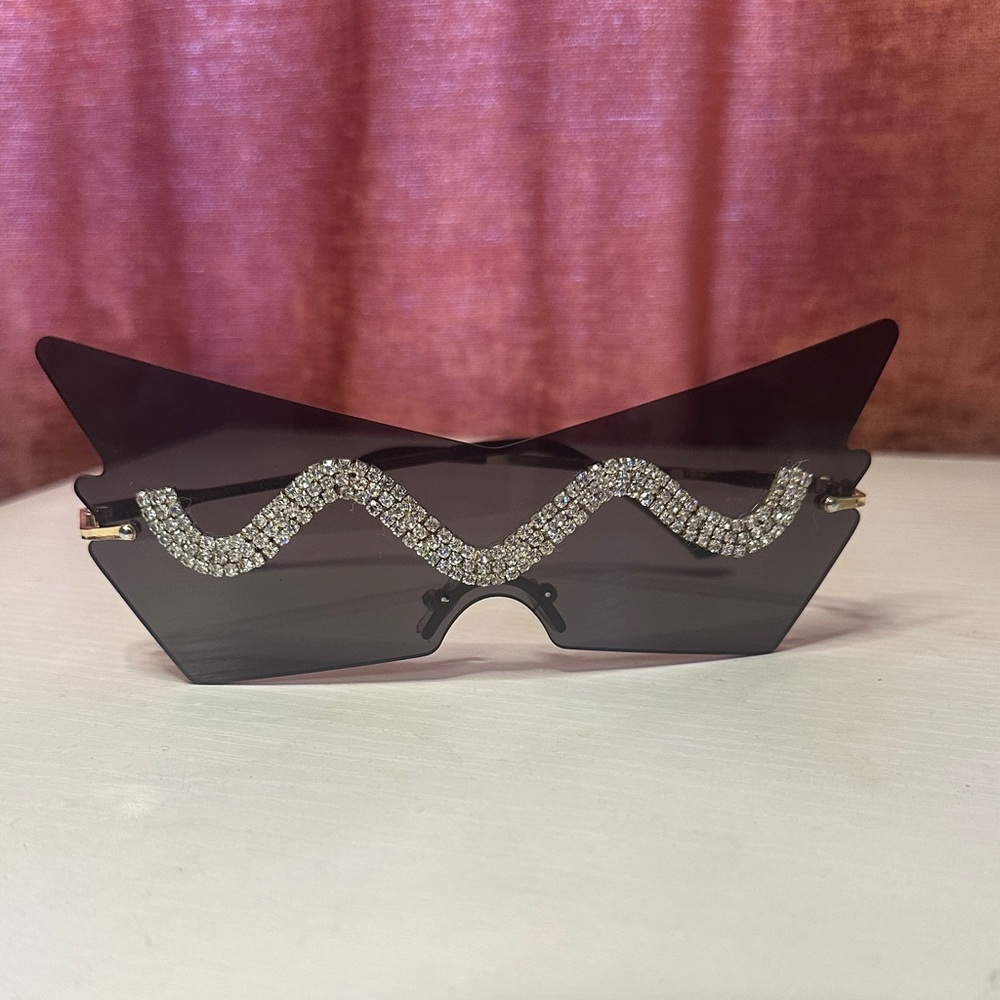 Stylish Black Sunglasses with Rhinestone Detail